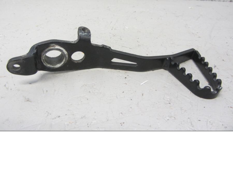 Framsidan på <p>Bromspedal från BMW R 1200 GS 2013.</p>
<p>Se bilder, K50 (R 1200 GS, R 1250 GS) (10/2011 - 04/2019)</p> motorcykel.