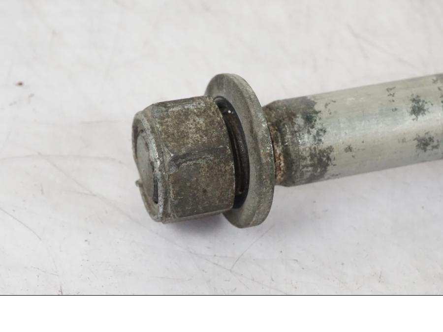 Höger sida på Axel från en Suzuki VL 800 -2002 motorcykel.