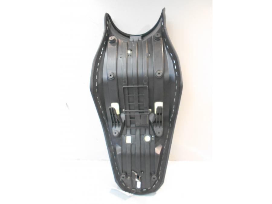 Snett nerifrån på Sadel från en Yamaha MT-07 Tracer -2019 motorcykel.