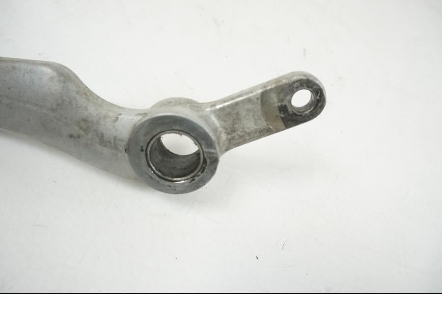 Snett nerifrån på Bromspedal från en Honda XL 1000 V -2008 motorcykel.