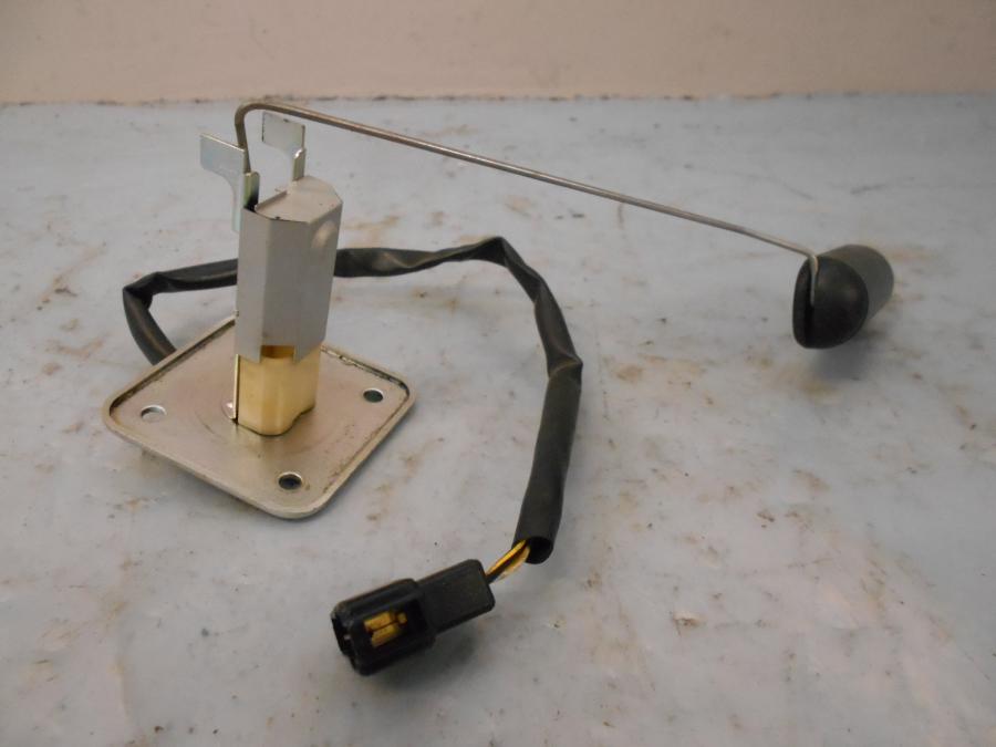 Baksidan på Bensintankgivare från en Kawasaki Versys 650 -2007 motorcykel.