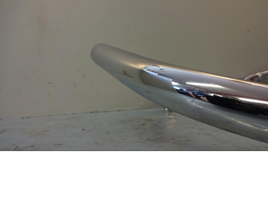 Snett uppifrån på Motorskyddsbåge från en Indian Indian Chief Vintage -2016 motorcykel.