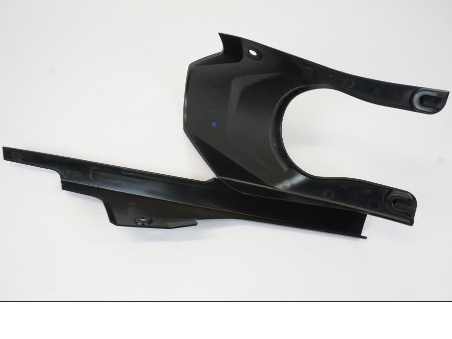 Vänster sida på Svingskärm från en Triumph Trident -2021 motorcykel.