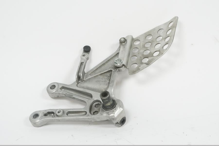 Baksidan på Fotpinnefäste från en Honda CBR 1000 RR -2004 motorcykel.