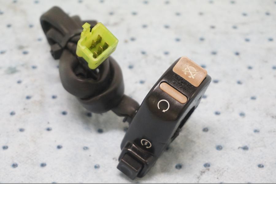 Framsidan på Styrelreglage från en Honda VTR 1000 F -1997 motorcykel.