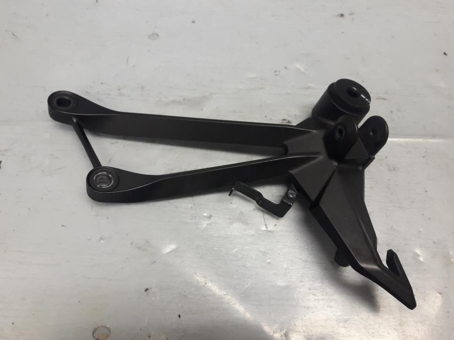 Framsidan på Fotpinnefäste från en Kawasaki Z 1000 -2013 motorcykel.