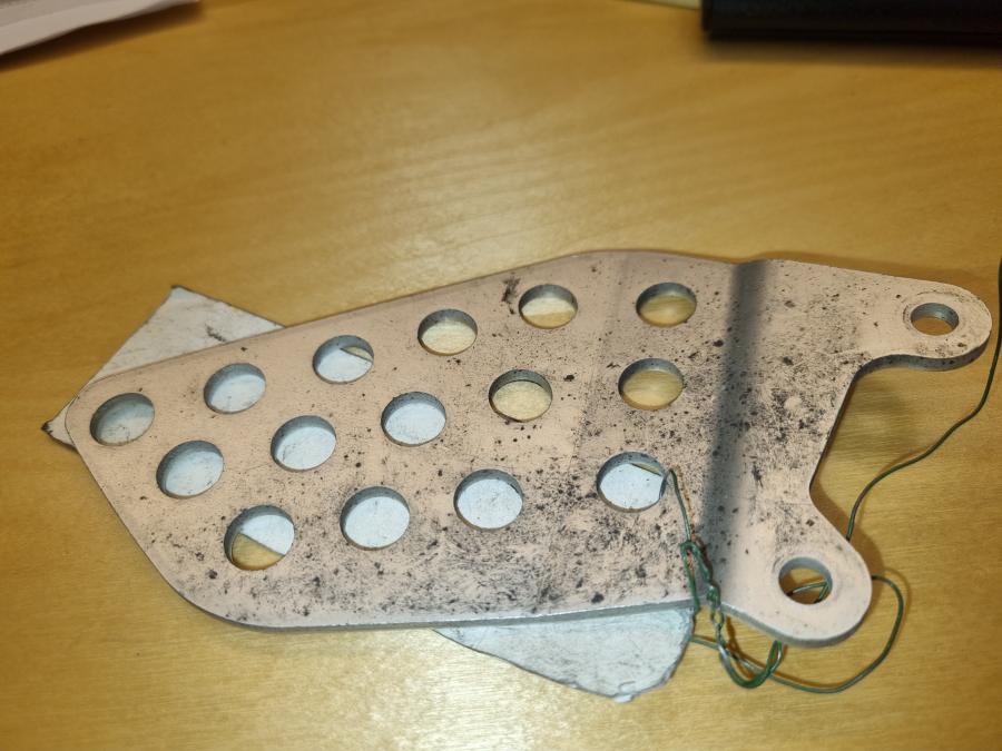 Baksidan på Fotpinnehälskydd från en Honda CBR 1000 RR -2004 motorcykel.