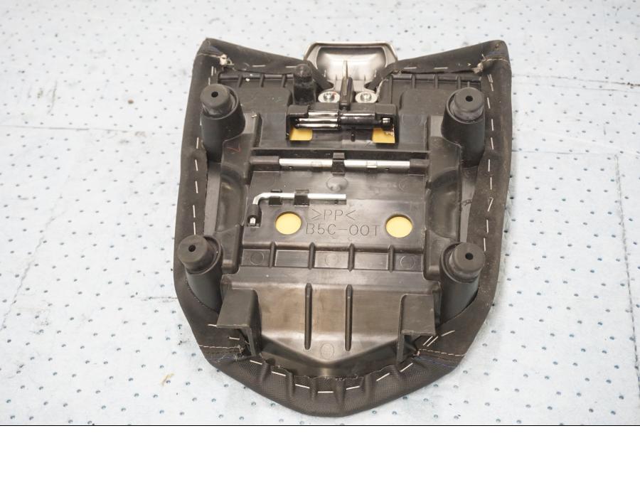 Snett uppifrån på Sadel från en Yamaha MT-09 Tracer -2019 motorcykel.