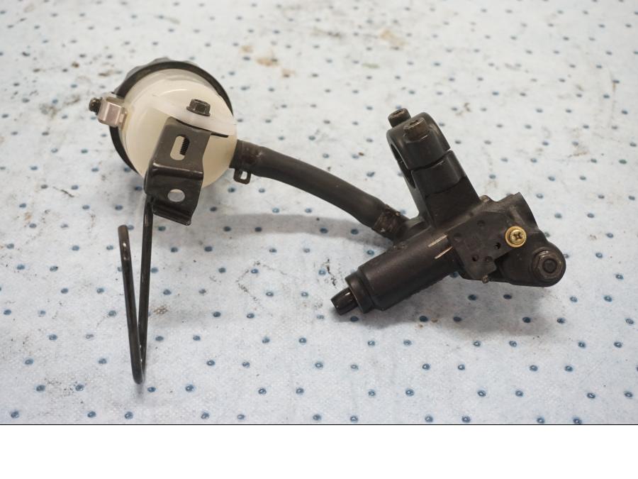 Baksidan på Bromshuvudcylinder från en Kawasaki ZX-6R -2000 motorcykel.