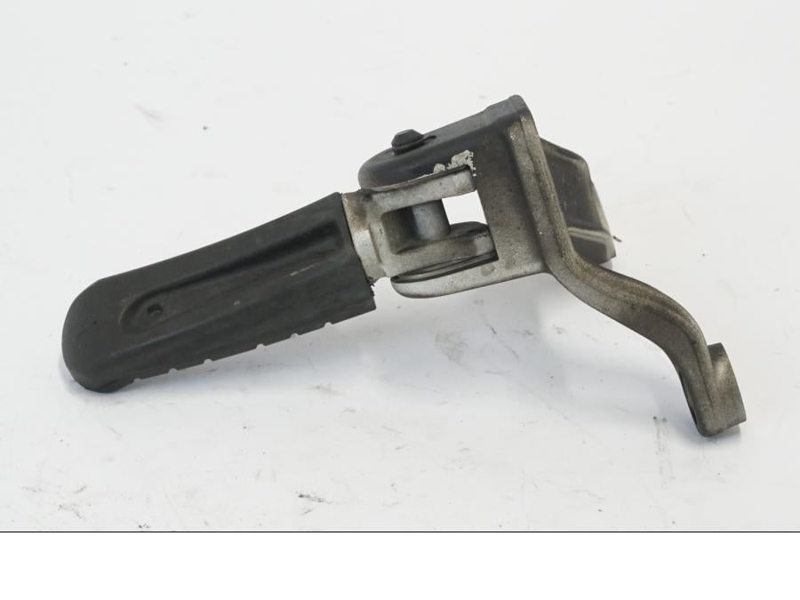 Snett nerifrån på Fotpinne från en KTM 690 Duke -2016 motorcykel.