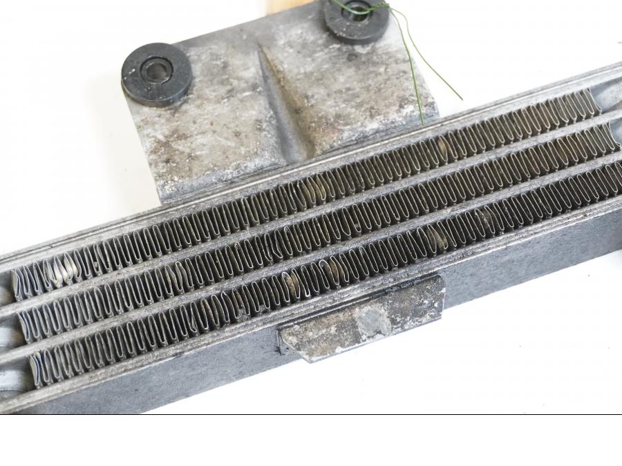 Vänster sida på Oljekyl från en Suzuki GS 500 -2004 motorcykel.