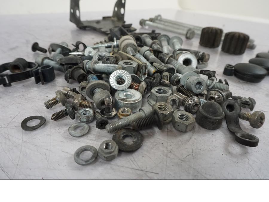 Snett nerifrån på Skruv / Mutter etc från en BMW R 1150 GS -2002 motorcykel.