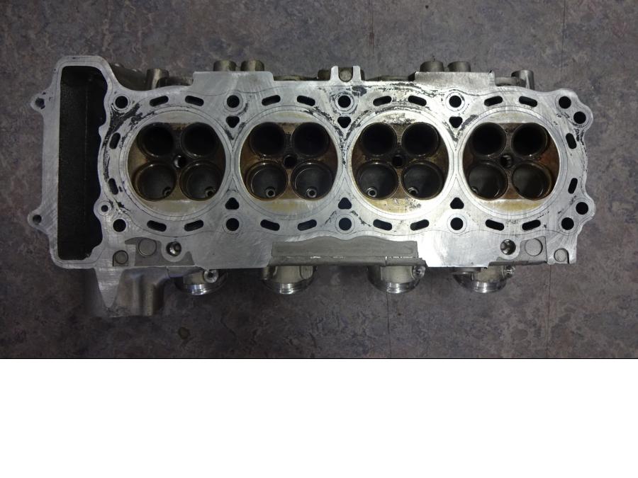 Baksidan på Topplock från en Honda CBR 900 RR -1997 motorcykel.