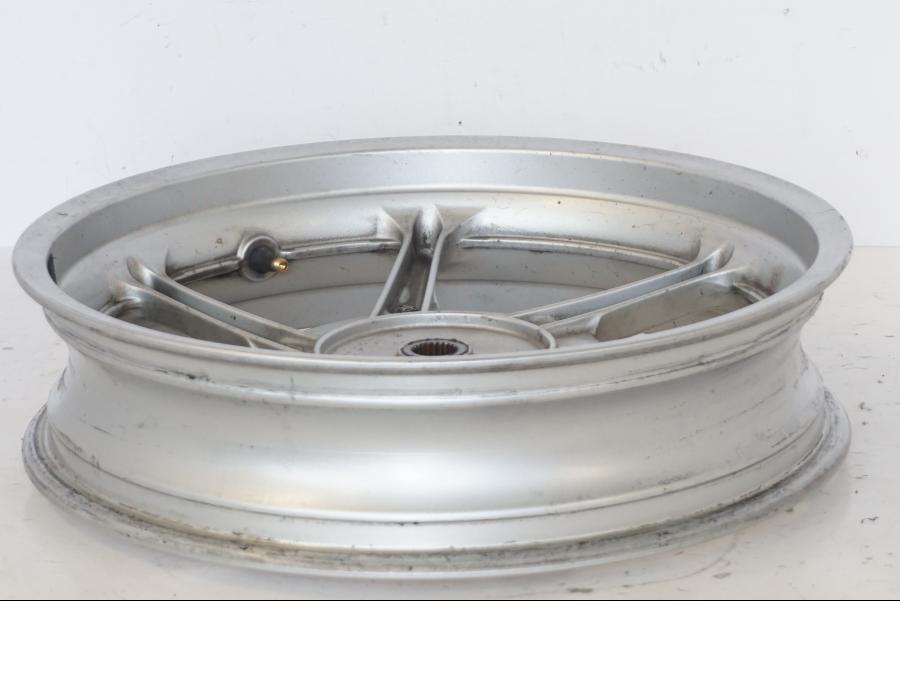 Vänster sida på Fälg från en Honda SH 300 A -2011 scooter.