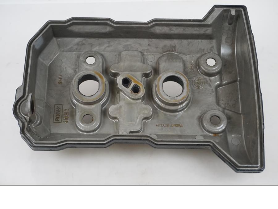 Snett nerifrån på Ventilkåpa från en BMW F 800 GS -2017 motorcykel.