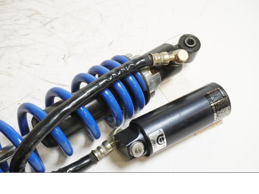 Snett uppifrån på Stötdämpare från en Buell XB 12 -2004 motorcykel.