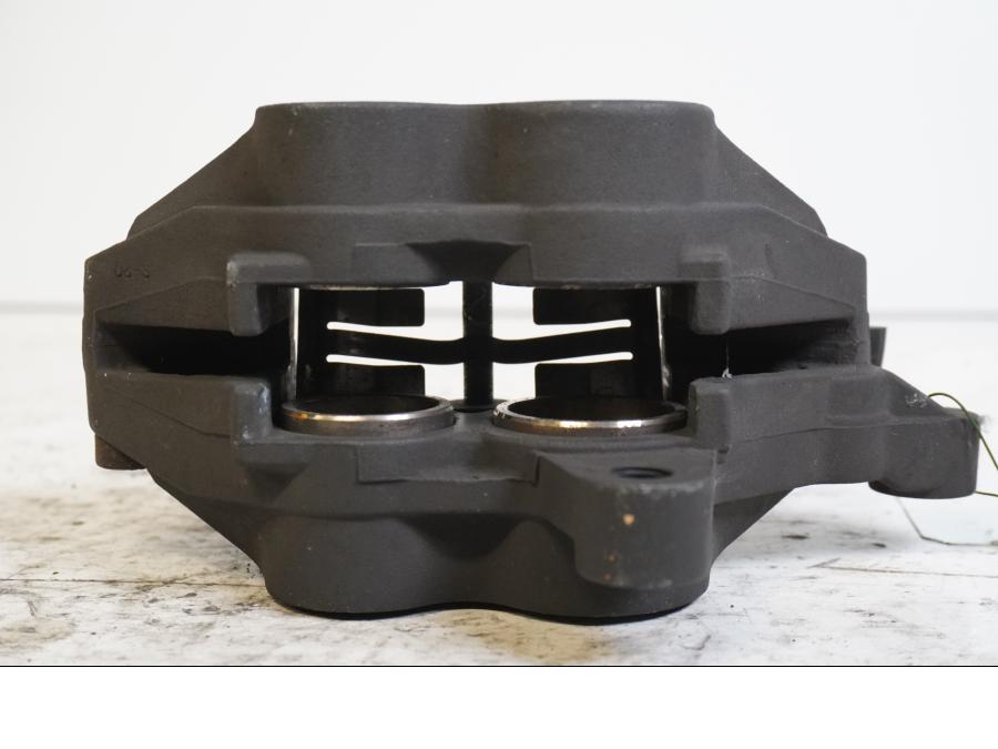 Snett nerifrån på Bromsok från en Triumph Speed Triple -2001 motorcykel.