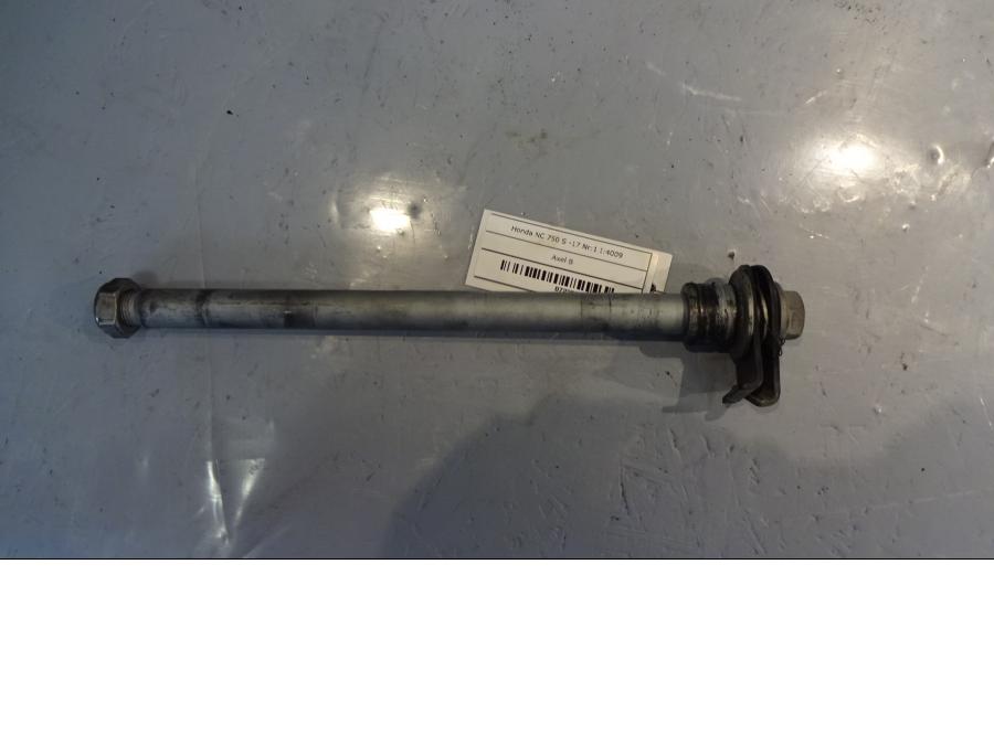 Baksidan på Axel från en Honda NC 750 S -2017 motorcykel.