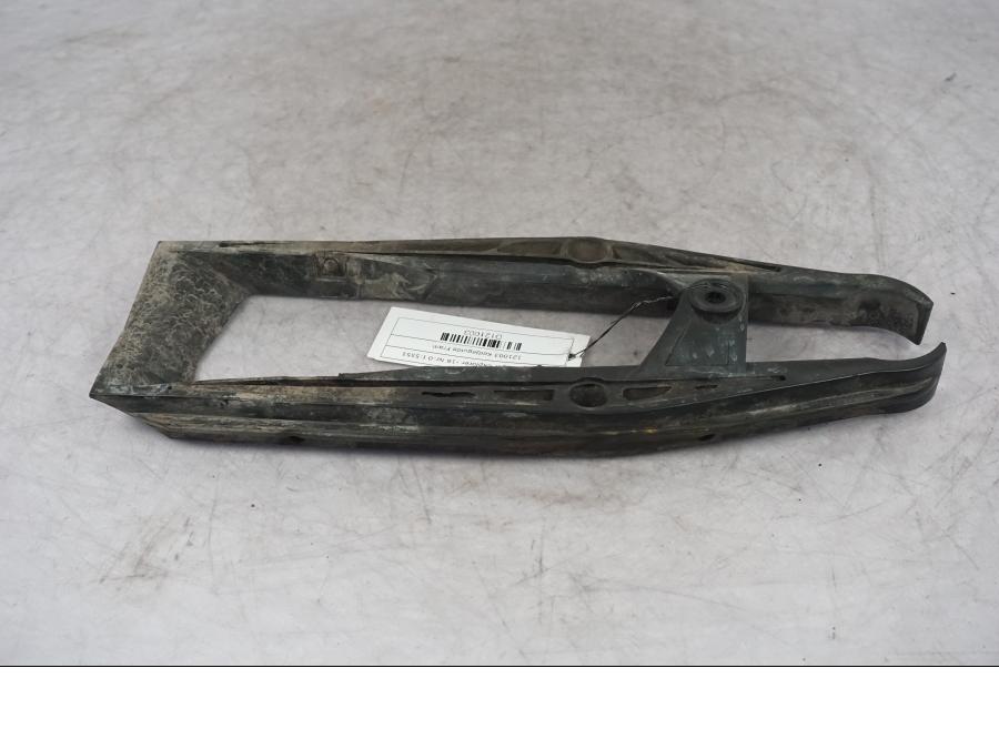 Höger sida på Kedjeguide från en Triumph Tiger Explorer -2016 motorcykel.