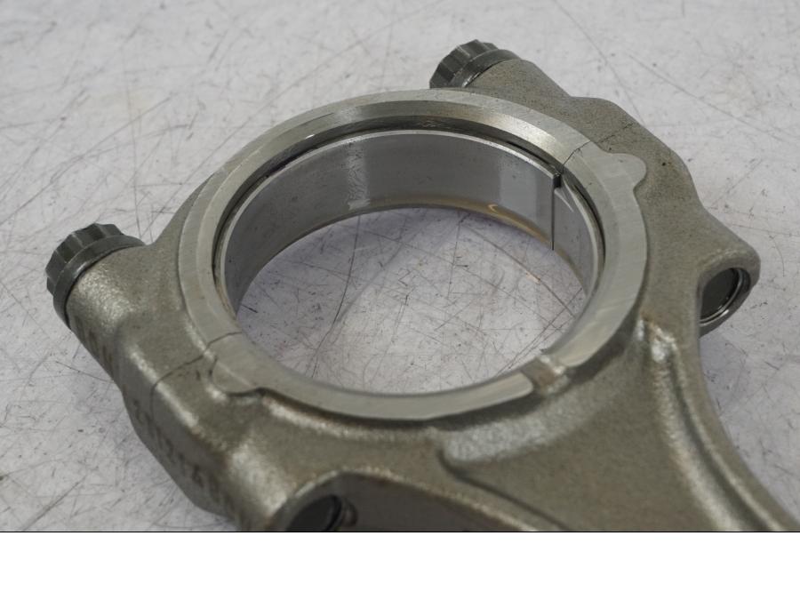 Vänster sida på Vevstake från en BMW R 1250 GS -2023 motorcykel.