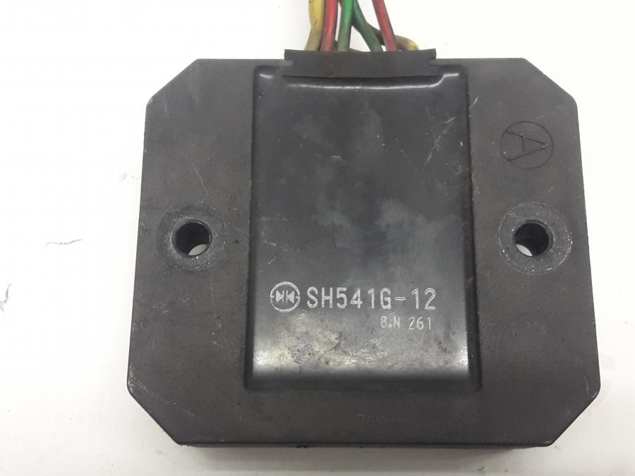 Baksidan på Likriktare från en BMW F 650 GS -2009 motorcykel.