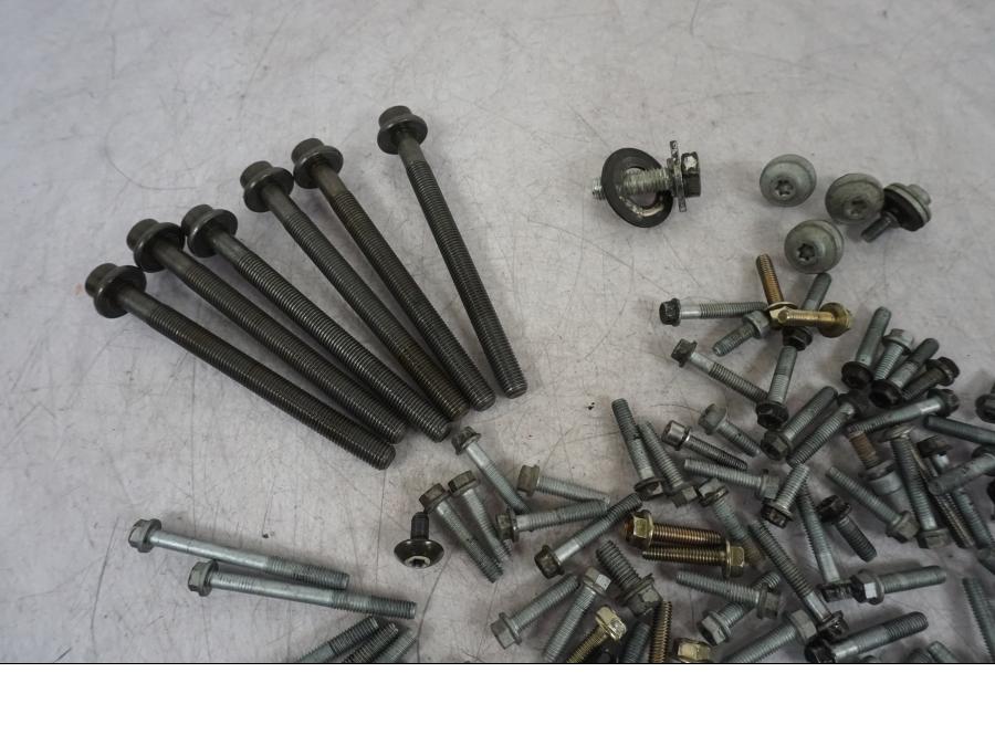 Höger sida på Skruv / Mutter etc från en BMW F 800 GS -2009 motorcykel.