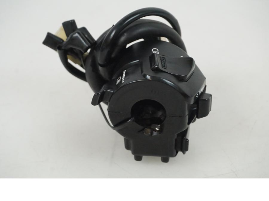 Vänster sida på Styrelreglage från en Honda CBR 1000 -2005 motorcykel.