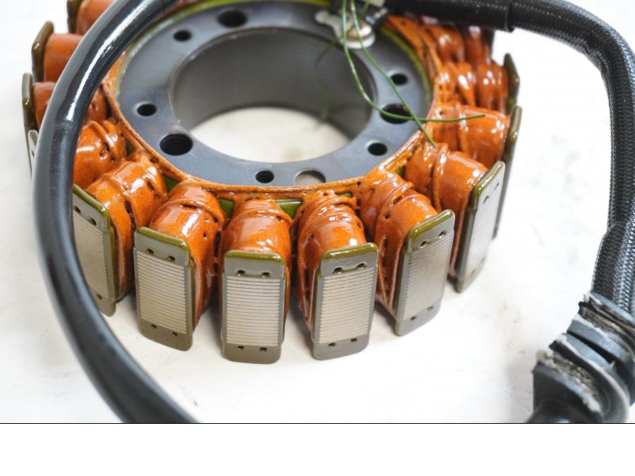 Baksidan på Generator från en Yamaha YZF R6 -1999 motorcykel.