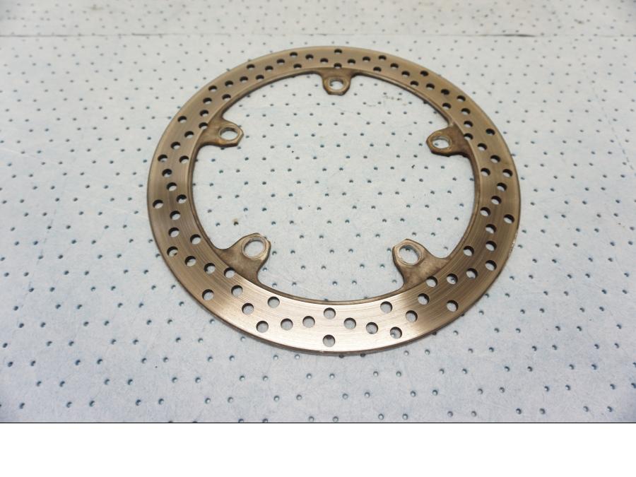 Baksidan på Bromsskiva från en BMW F 800 ST -2007 motorcykel.