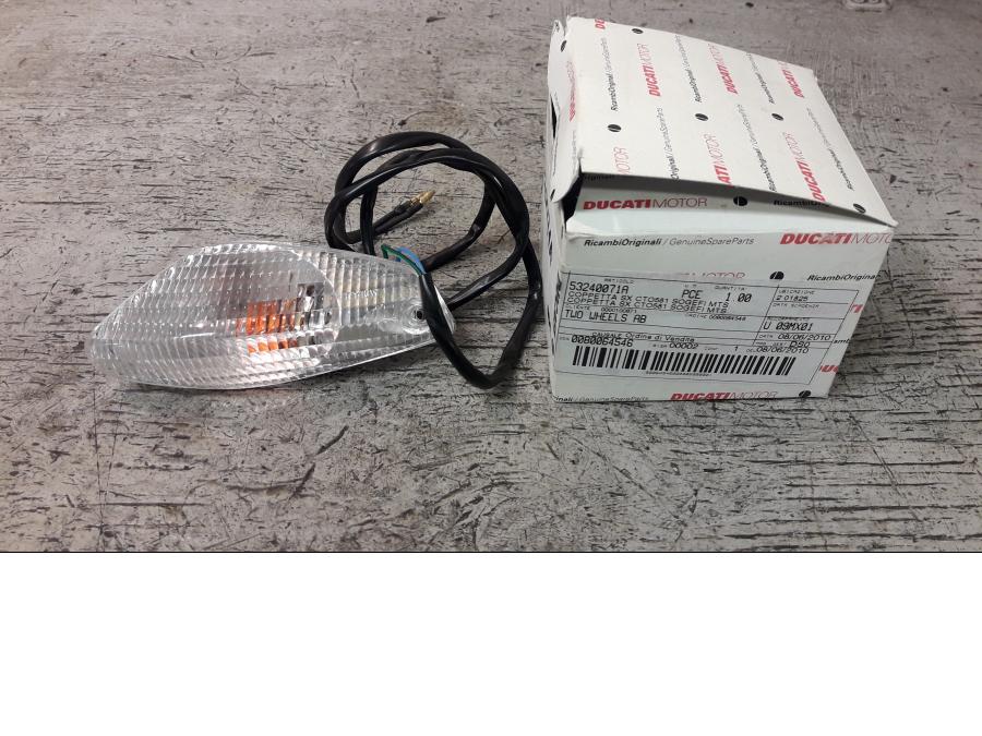 Baksidan på Blinkers från en Ducati Multistrada 1100 -2009 motorcykel.