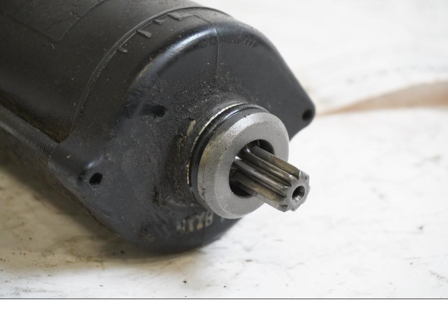 Baksidan på Startmotor från en Kawasaki VN 800 -1999 motorcykel.