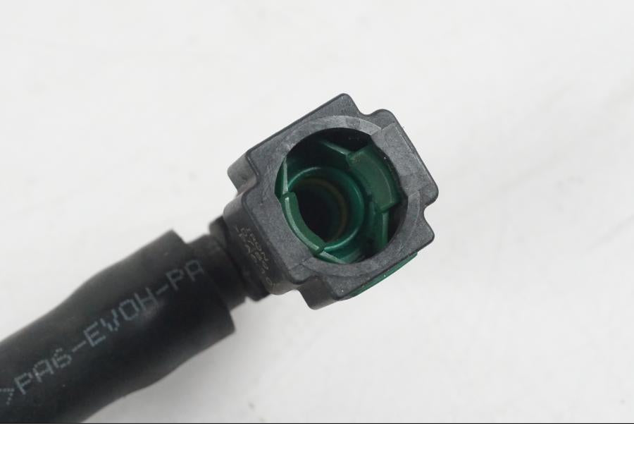 Vänster sida på Bensinledning från en MV Agusta Dragster -2014 motorcykel.