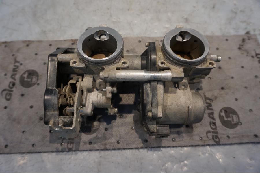 Baksidan på Spjällhus från en Yamaha XT 1200 Z -2011 motorcykel.