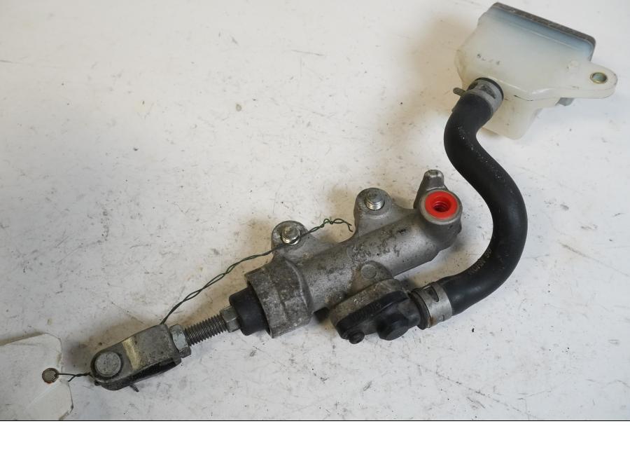 Baksidan pÄ Bromshuvudcylinder frÄn en Suzuki RF 900 R -1998 motorcykel.