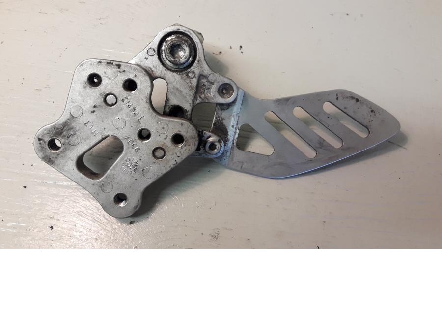 Baksidan på Fotpinnefäste från en Suzuki GSX-R 1000 -2008 motorcykel.