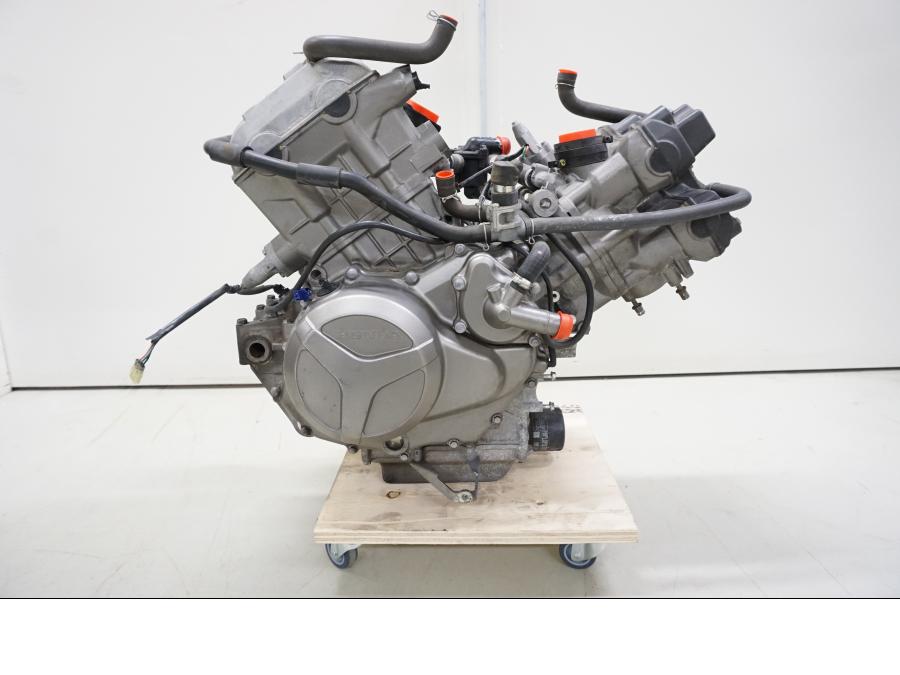 Framsidan på Motor från en Honda XL 1000 V -2008 motorcykel.