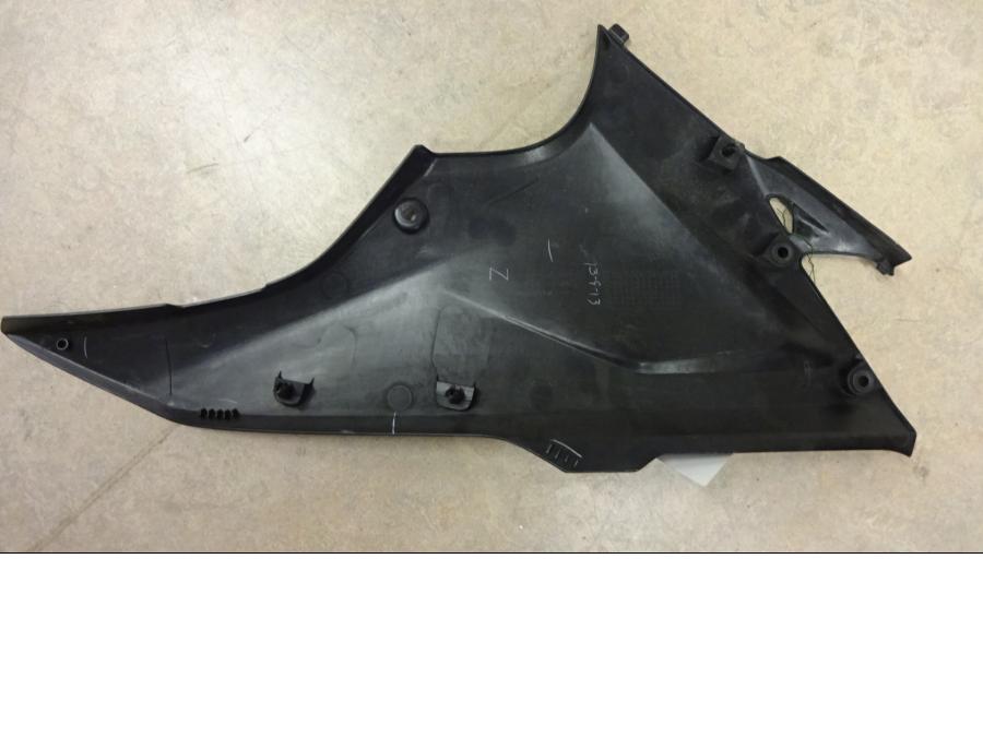 Baksidan på Sidopanel från en Honda CB 500 F -2013 motorcykel.