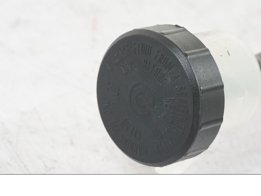 Snett uppifrån på Bromshuvudcylinder från en KTM 690 Duke -2015 motorcykel.