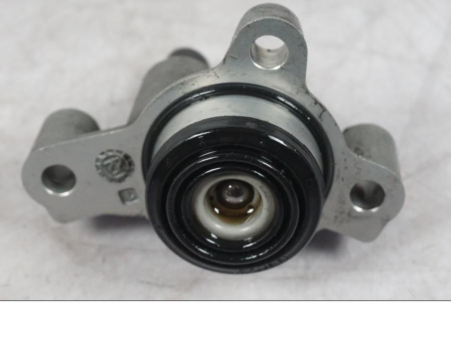 Snett uppifrån på Kopplingslavcylinder från en Ducati Multistrada V4 -2024 motorcykel.