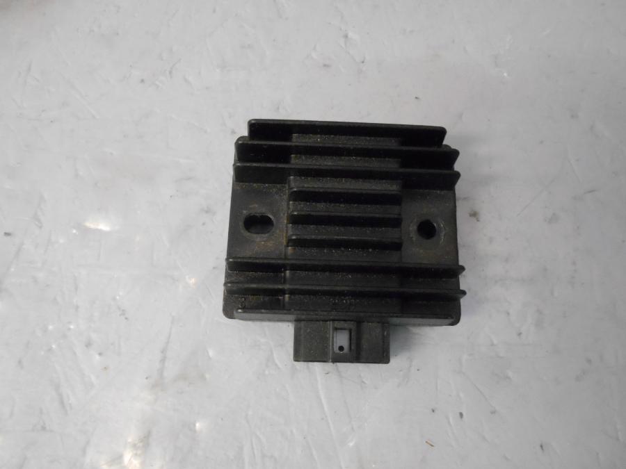 Framsidan på Likriktare från en Yamaha YS 125 -2017 motorcykel.