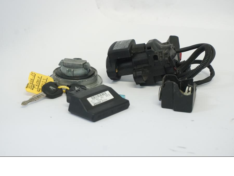 Höger sida på Låssats från en Honda CB 500 X -2015 motorcykel.