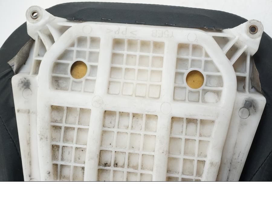 Snett nerifrån på Sadel från en Yamaha YZF R6 -1999 motorcykel.