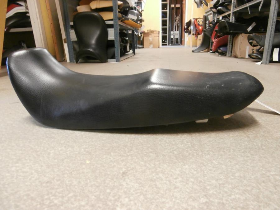 Höger sida på Sadel från en Kawasaki GPZ 500 -1991 motorcykel.