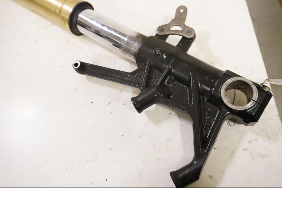 Snett uppifrån på Gaffelben från en Kawasaki ZZ-R 1400 -2010 motorcykel.