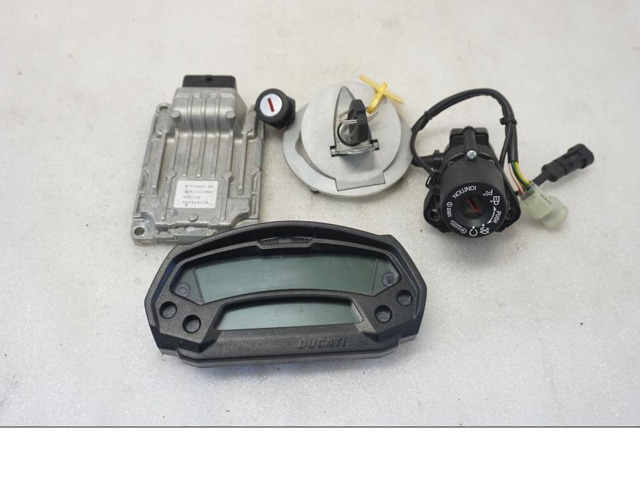 Framsidan på Låssats från en Ducati Monster 796 -2013 motorcykel.