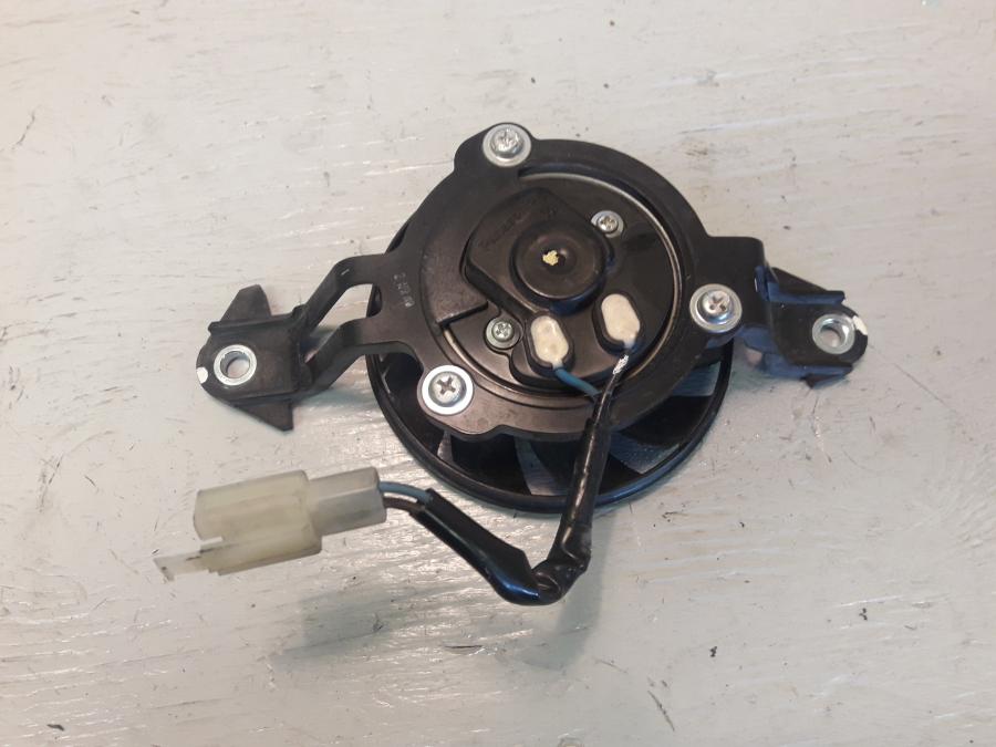 Baksidan på Vattenkylfläkt från en Yamaha WR 125 -2010 motorcykel.