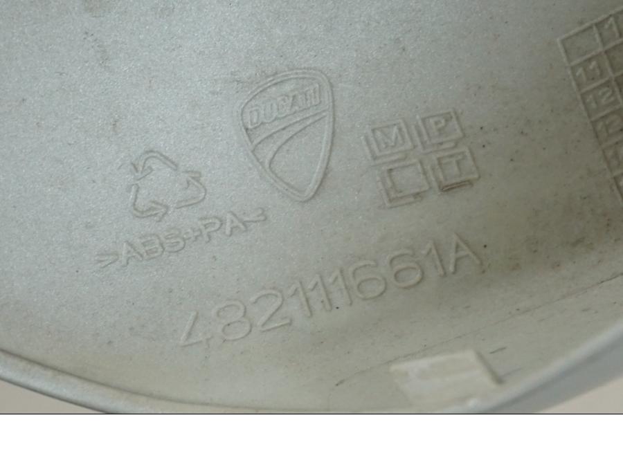 Vänster sida på Bakvinge från en Ducati 1199 Panigale -2013 motorcykel.