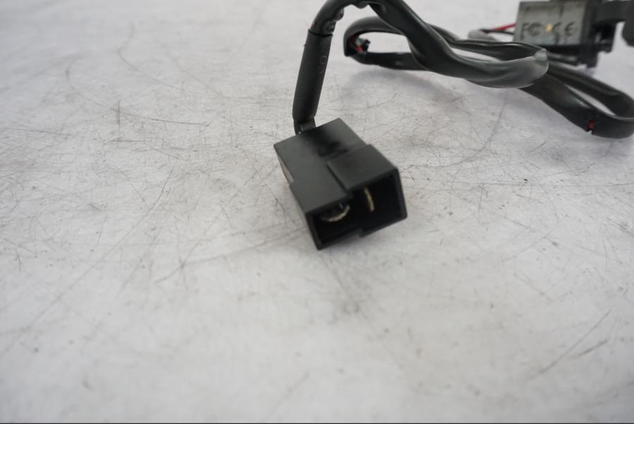 Vänster sida på El uttag 12 V från en KTM 1290 Super Duke R -2021 motorcykel.