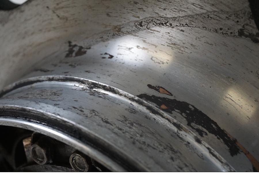 Snett uppifrån på Fälg från en Suzuki VL 1500 -1999 motorcykel.