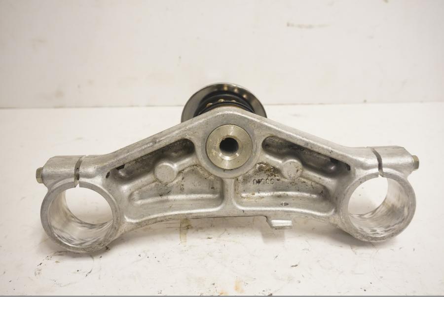 Baksidan på Gaffelkrona från en Suzuki DL 1000 -2006 motorcykel.